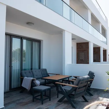 דירה Modern With Resort-style Living