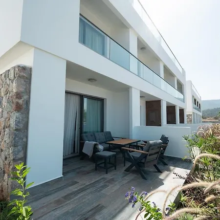 Modern With Resort-style Living דירה