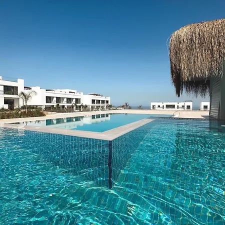 Modern With Resort-style Living דירה