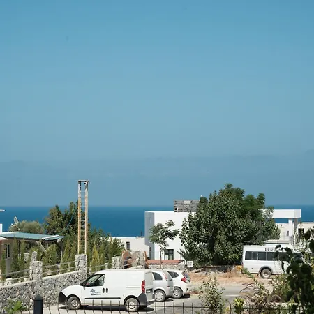 Modern With Resort-style Living דירה